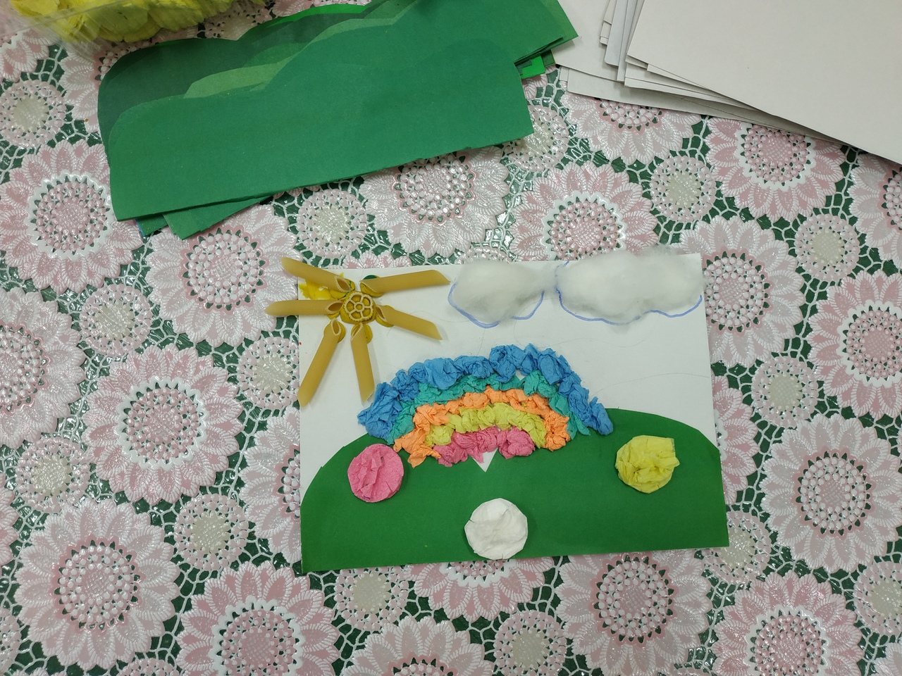 сминание кусочков бумаги