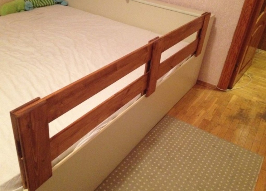 деревянный бортик от падений