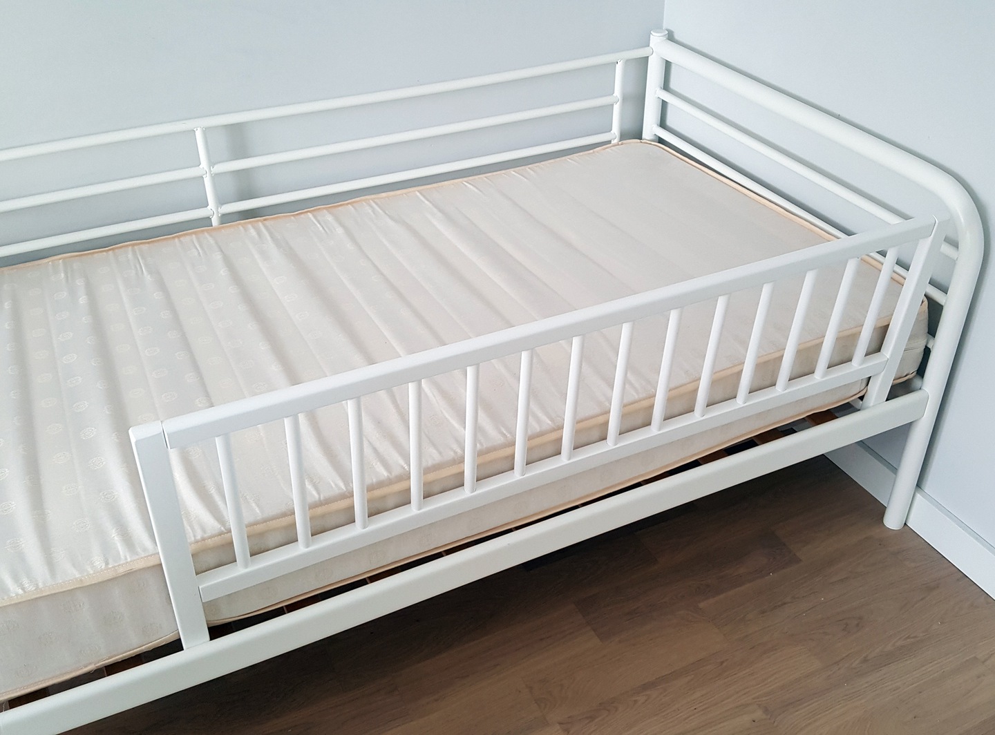 бортик на кроватку от падений