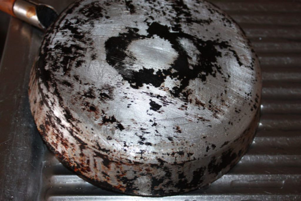 чистка алюминиевой сковороды от нагара