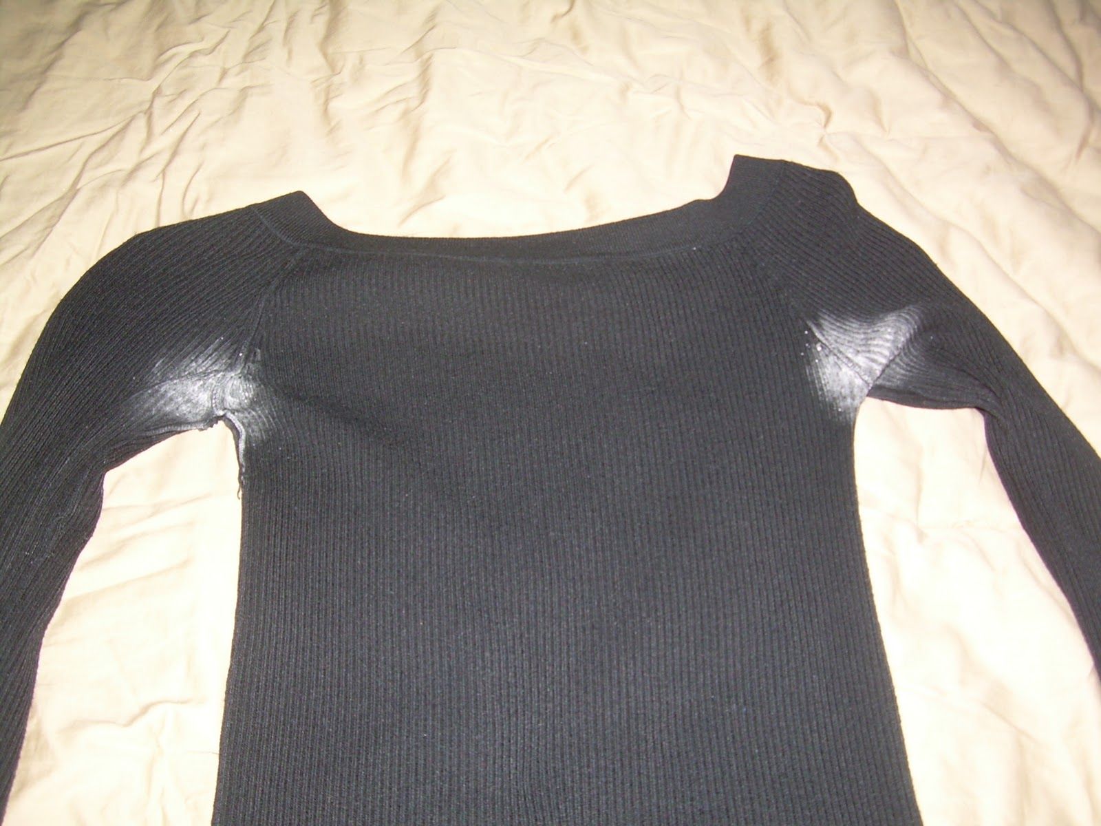 пятна на черной ткани