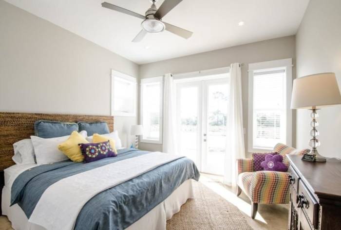 как расположить кровать в спальне