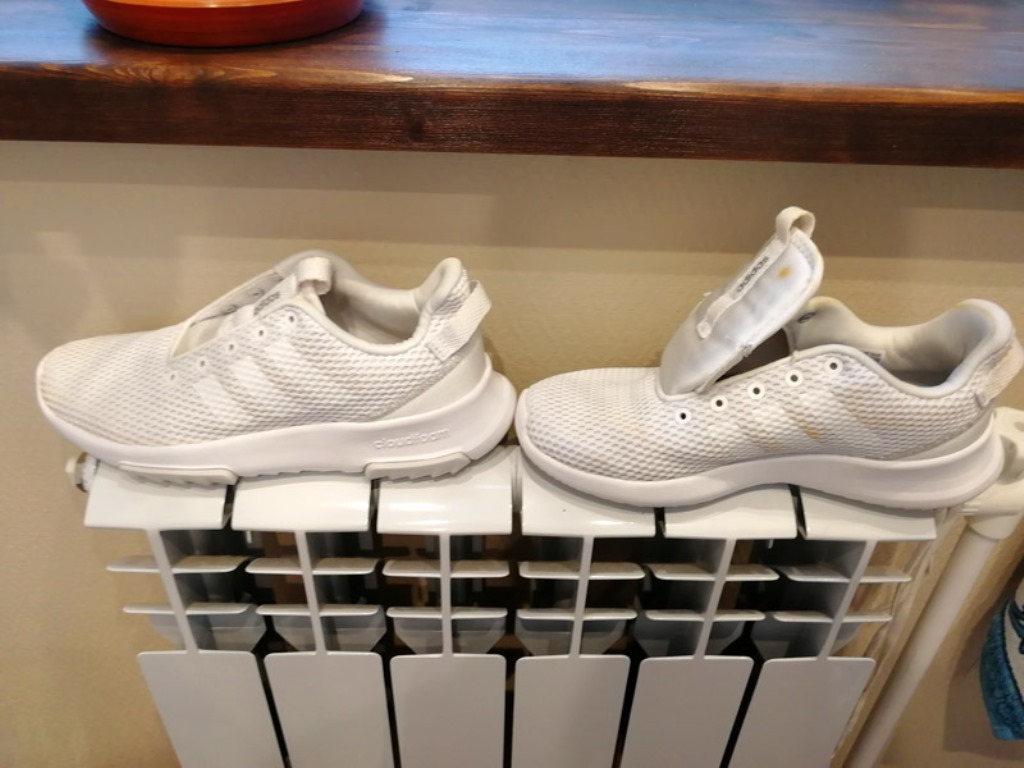 сушка кроссовок на батарее