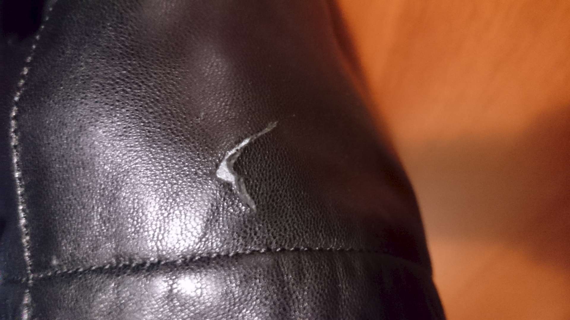 кожаная куртка порвалась