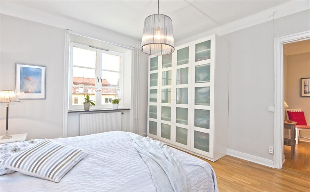 кровать ногами к двери можно ли