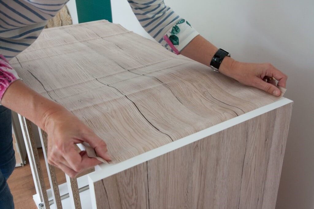 обклеить стол самоклейкой