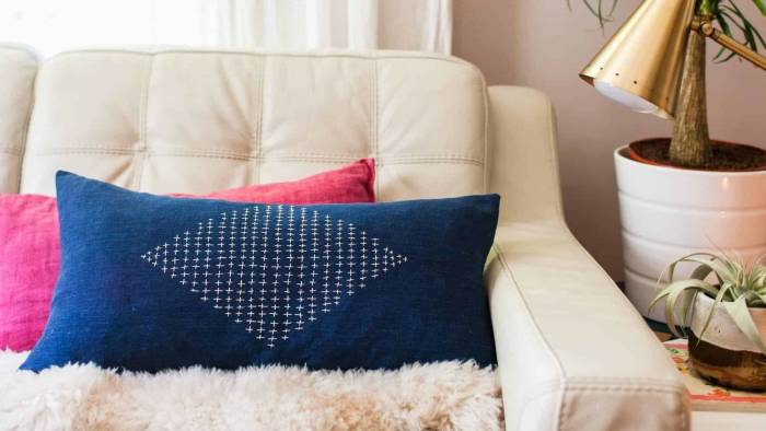 джинсовая подушка на диване