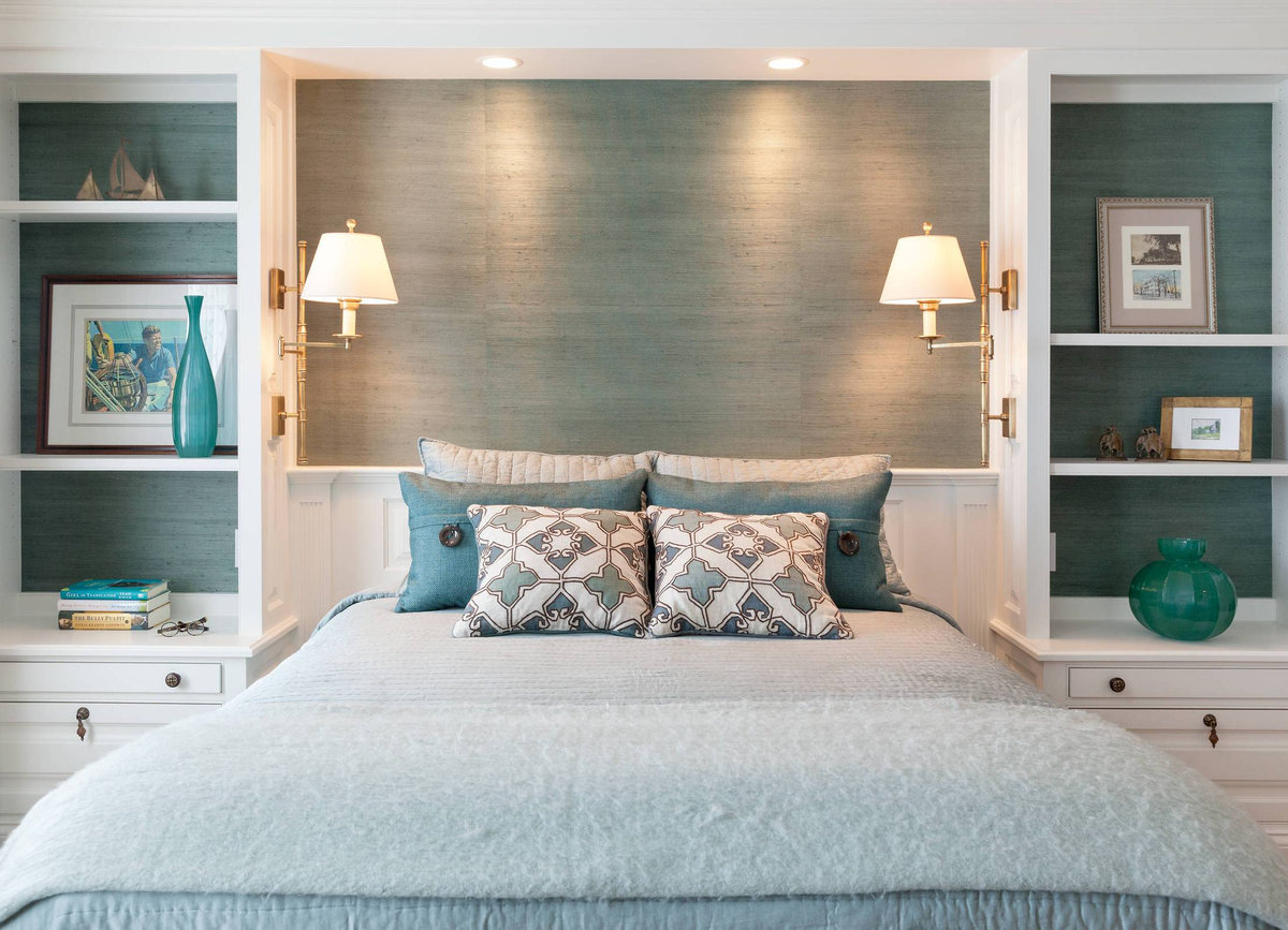 полки за кроватью