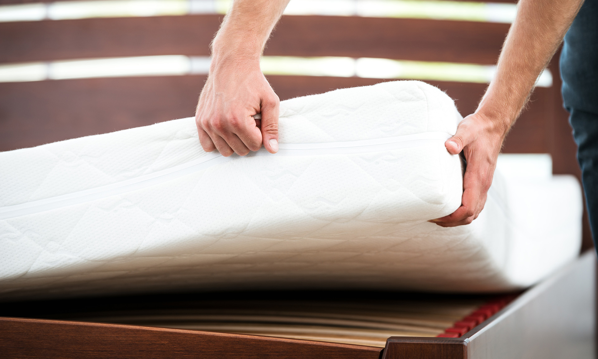 положить брюки под матрас