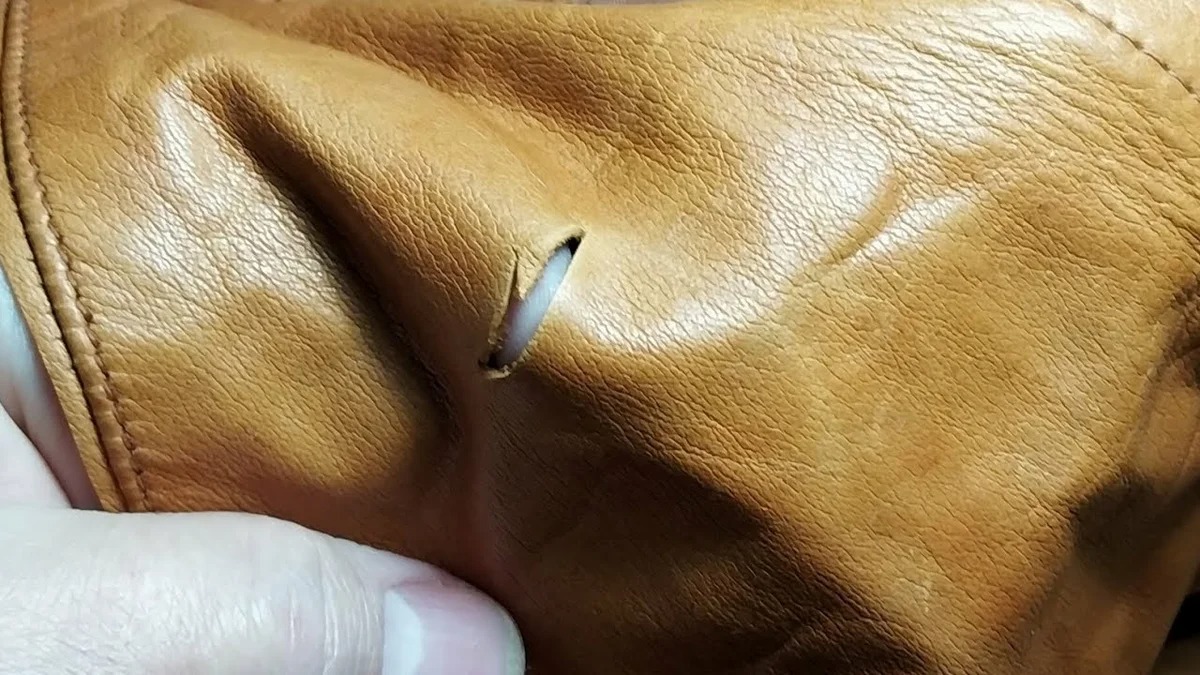 порез на кожаной куртке