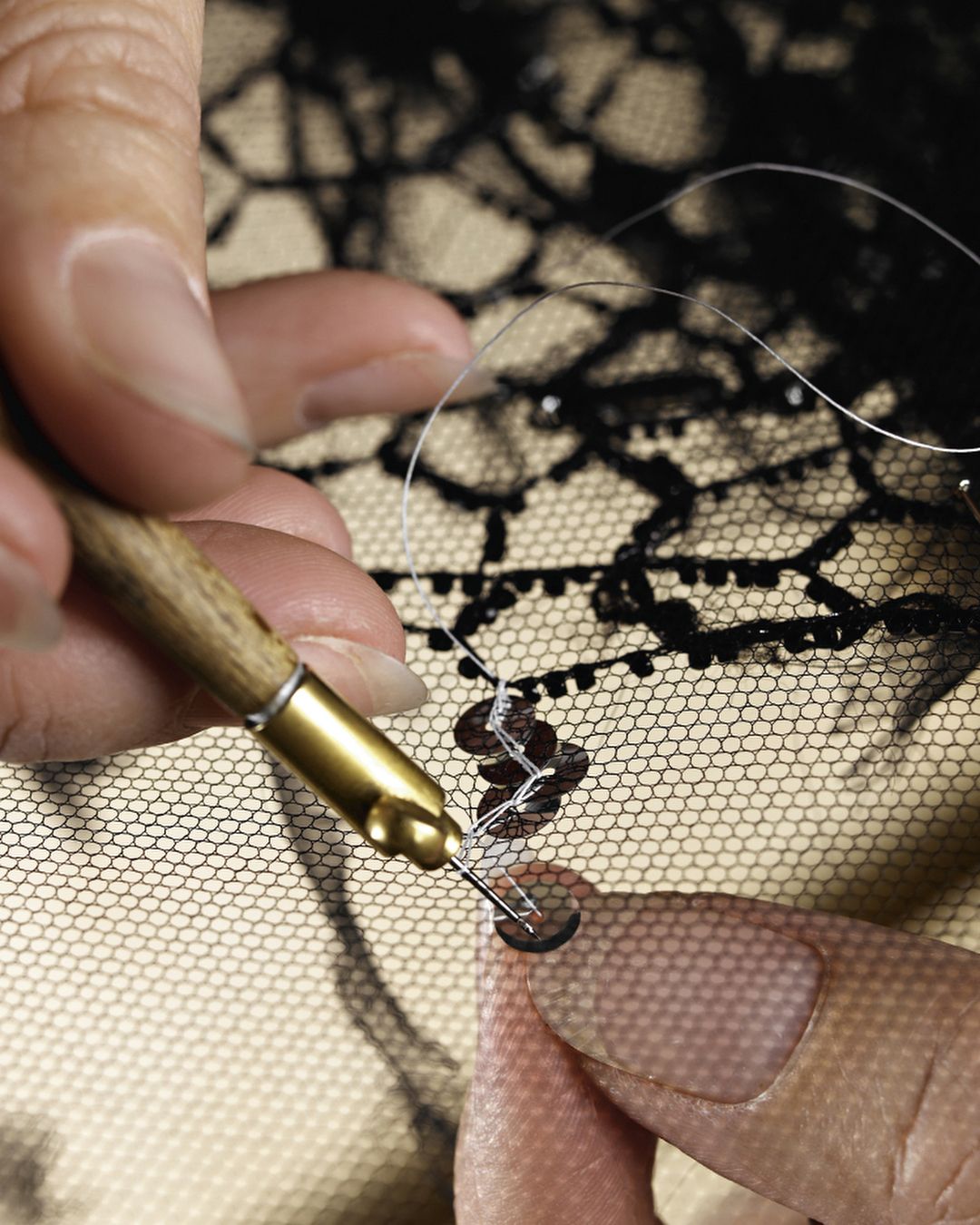 приклеить стразы к ткани