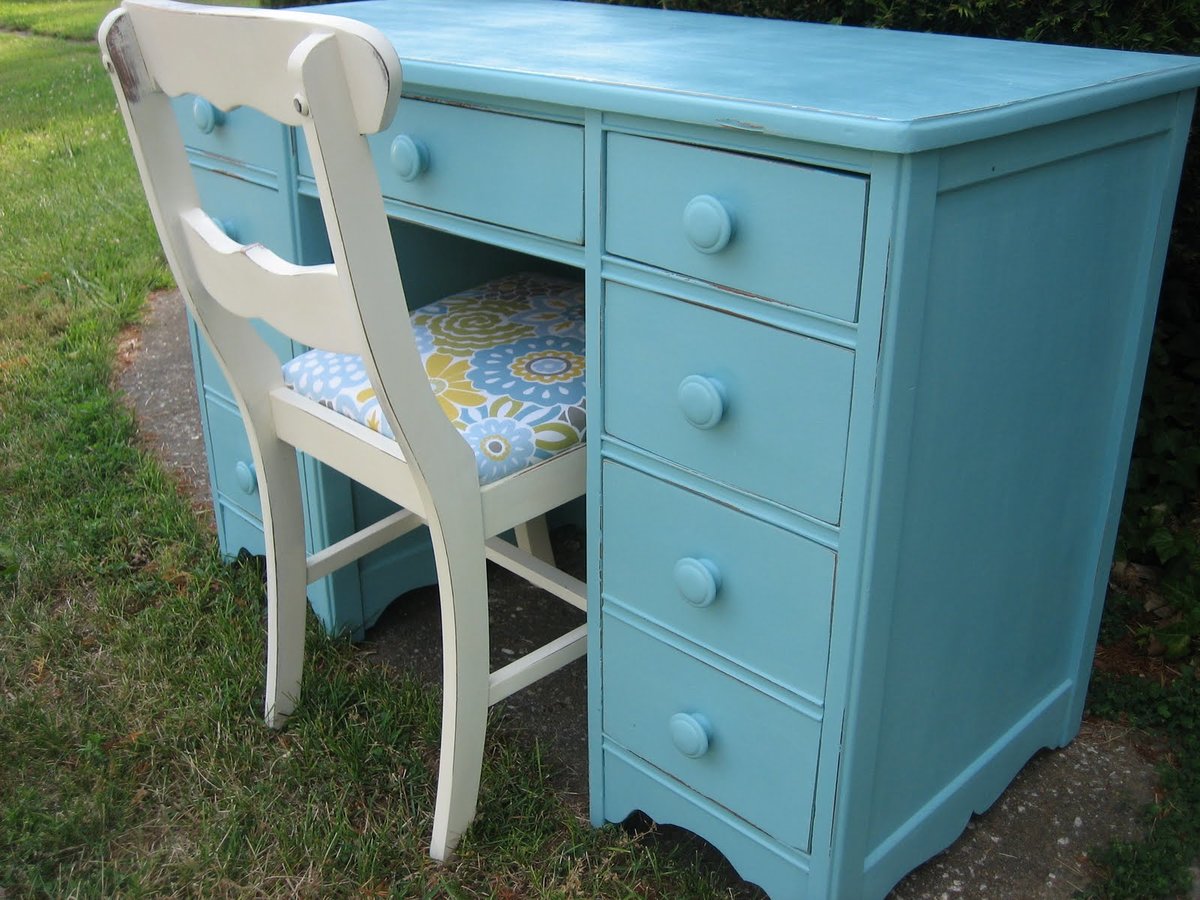 покрашенный стол