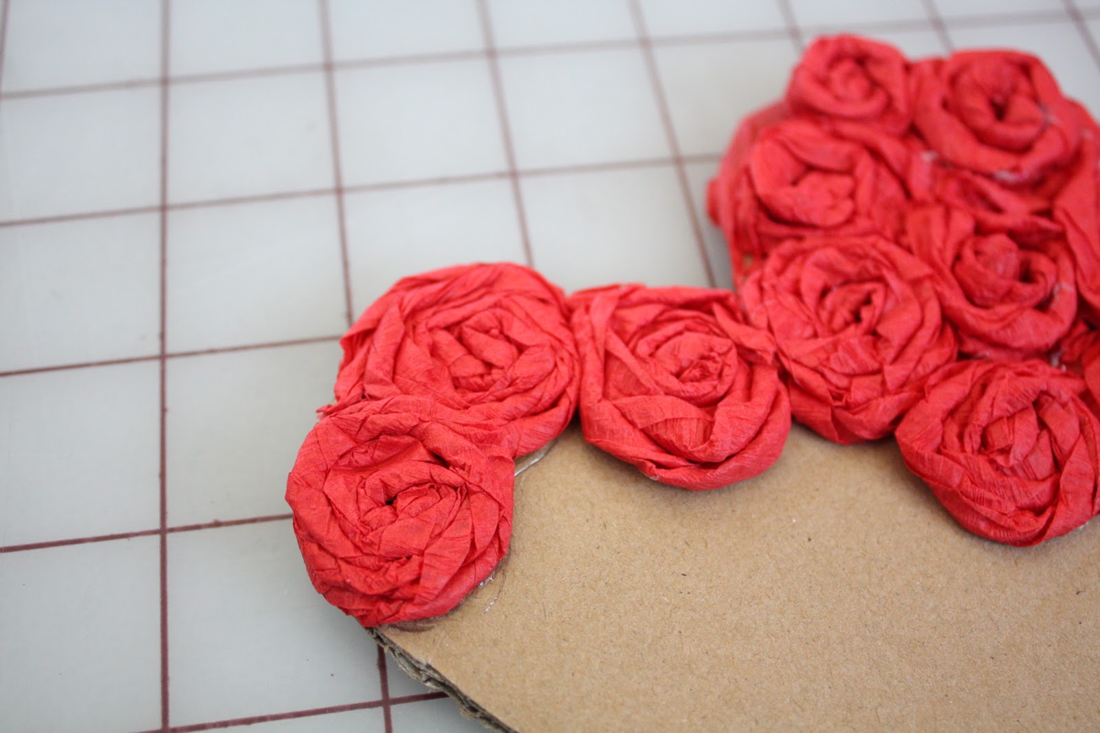 как приклеить цветы на картонку