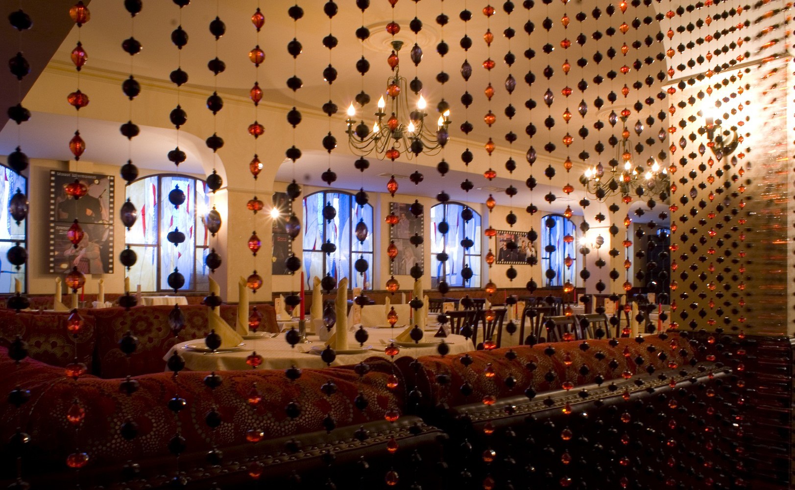 шторы из бус в ресторане