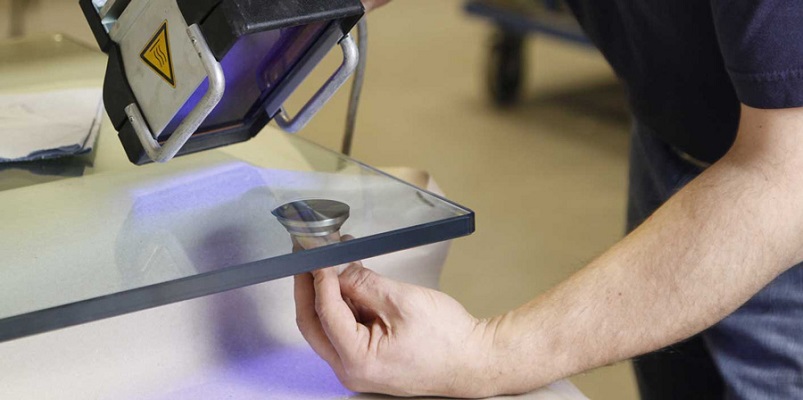 как склеить стекло с металлом