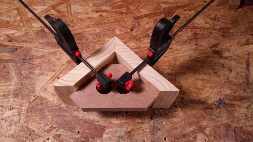 угловая струбцина для сборки мебели фото