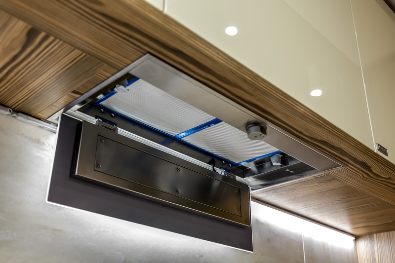 встроенная вытяжка на кухне