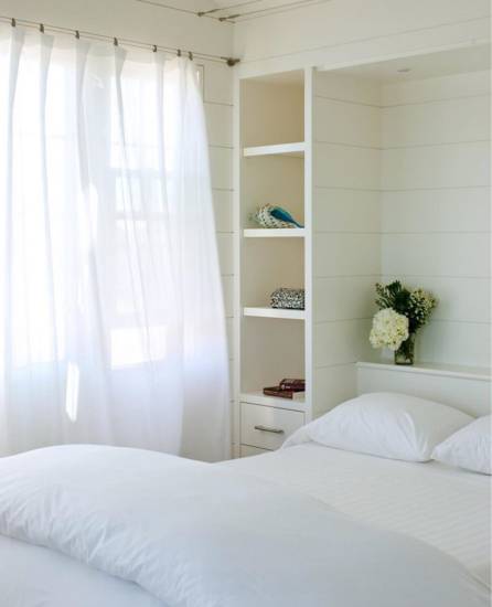 белые шторы в спальне