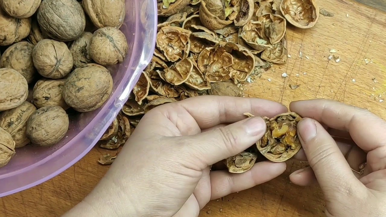чистка орехов
