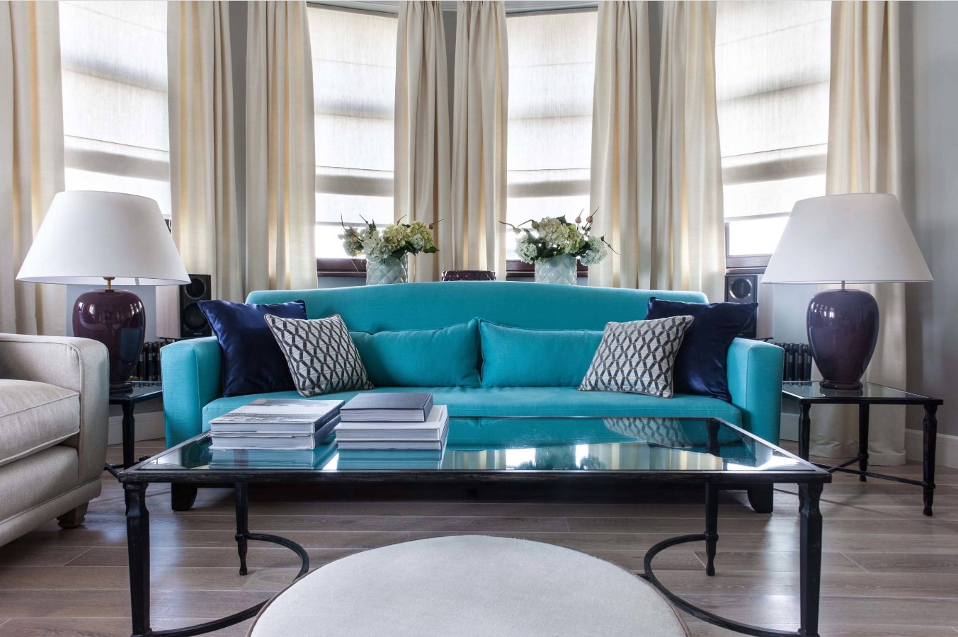 яркий диван в интерьере