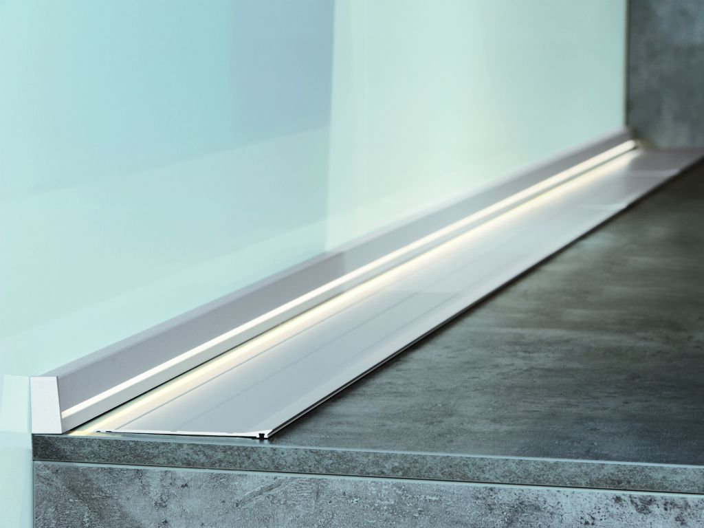 для чего нужен плинтус на кухне