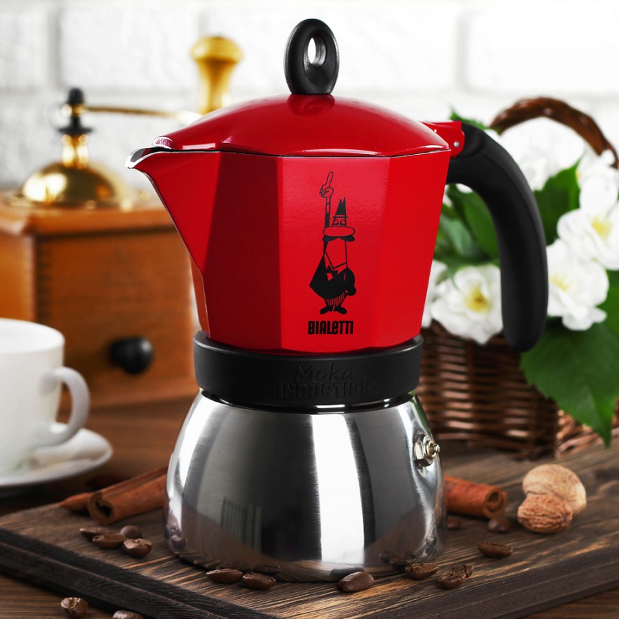 кофеварка гейзерная на кухне