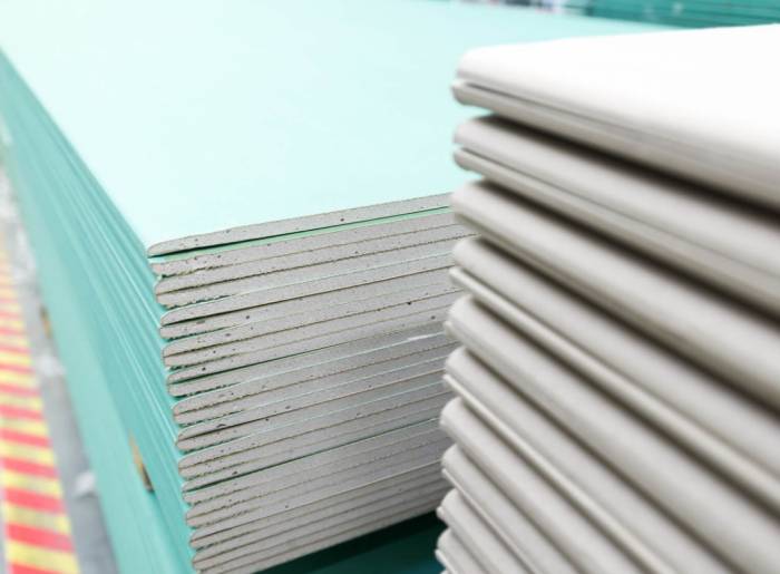 листы гипсокартона в комнате