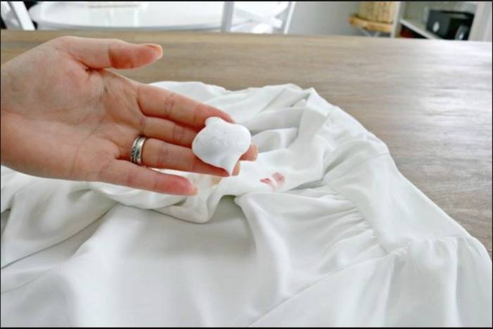 тональный крем на одежде