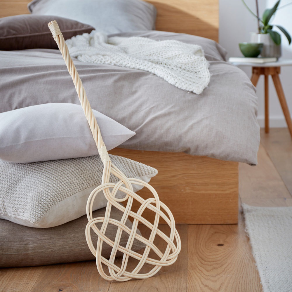 как почистить мягкую мебель выбиванием