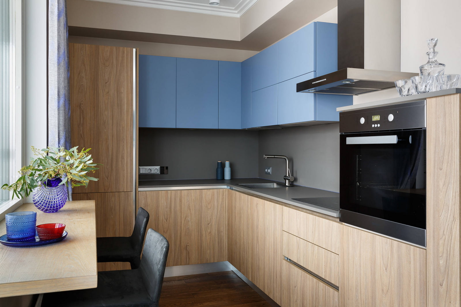 кухонный гарнитур с серой столешницей