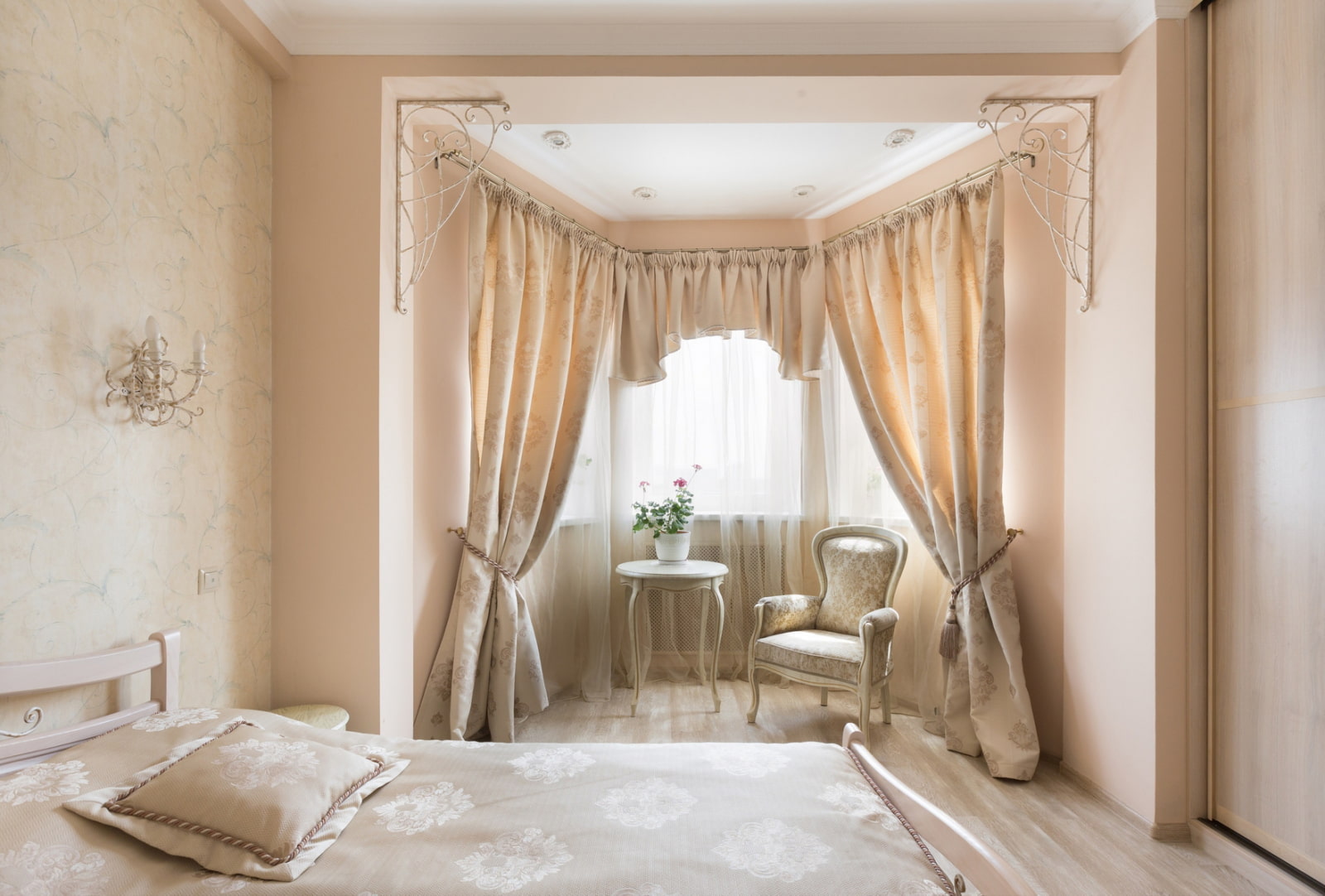 карниз для эркера в спальне