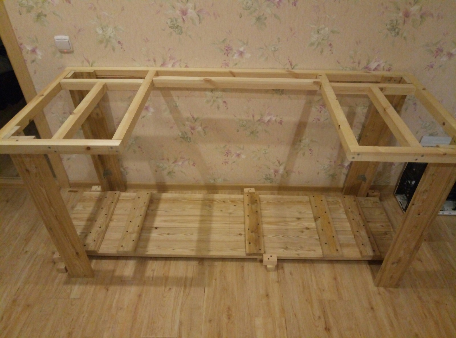 Конструкция письменного стола