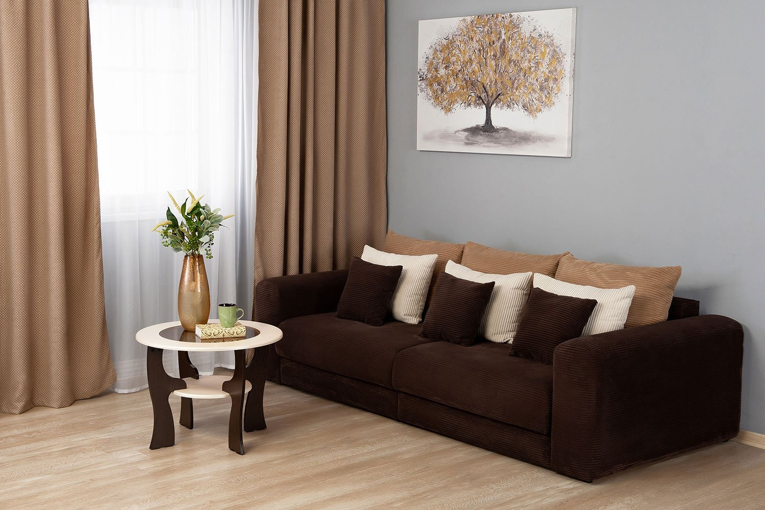 коричневый диван в спальне