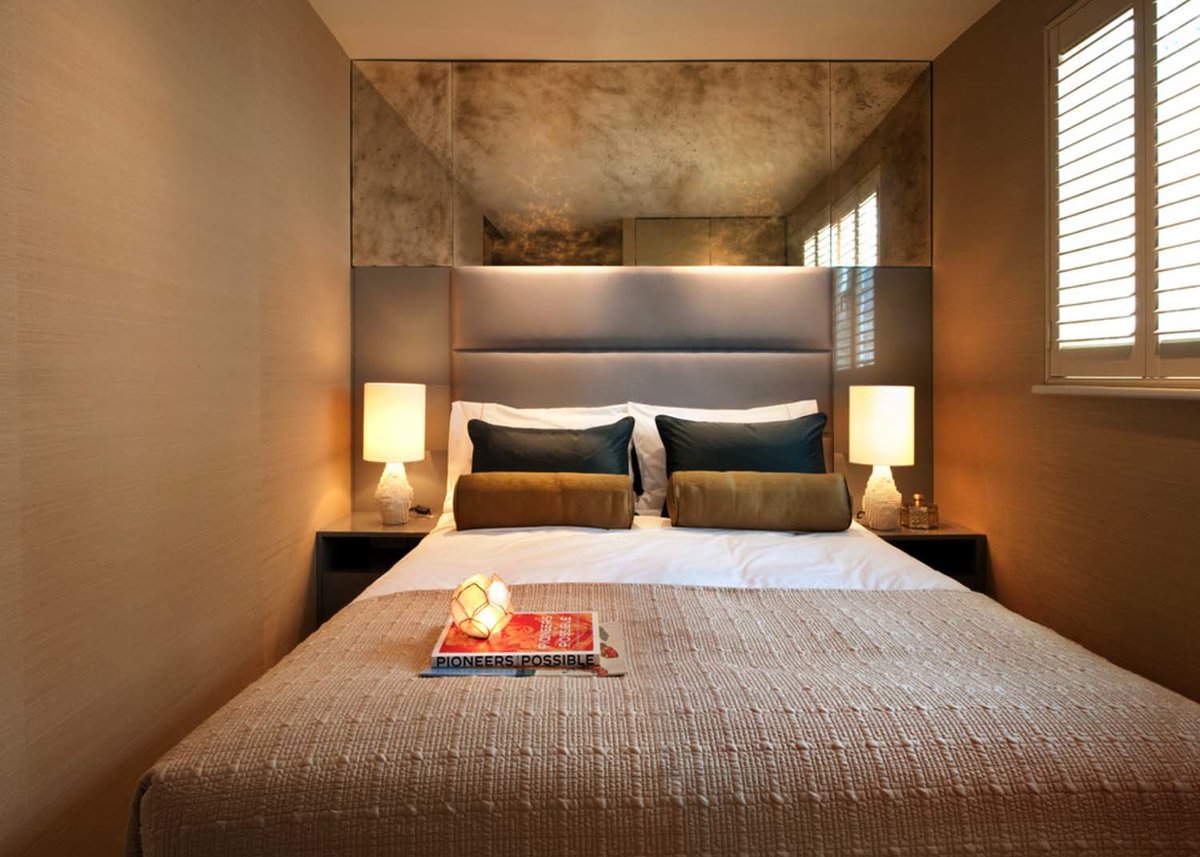 кровать в маленькой спальне