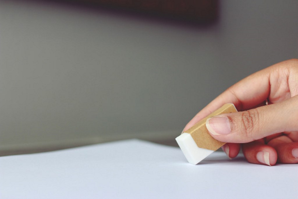 ластик в руке