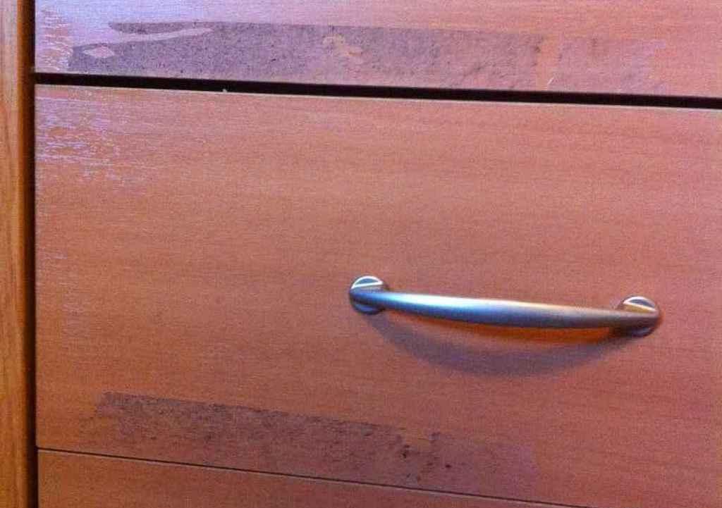 липкий след от скотча на мебели