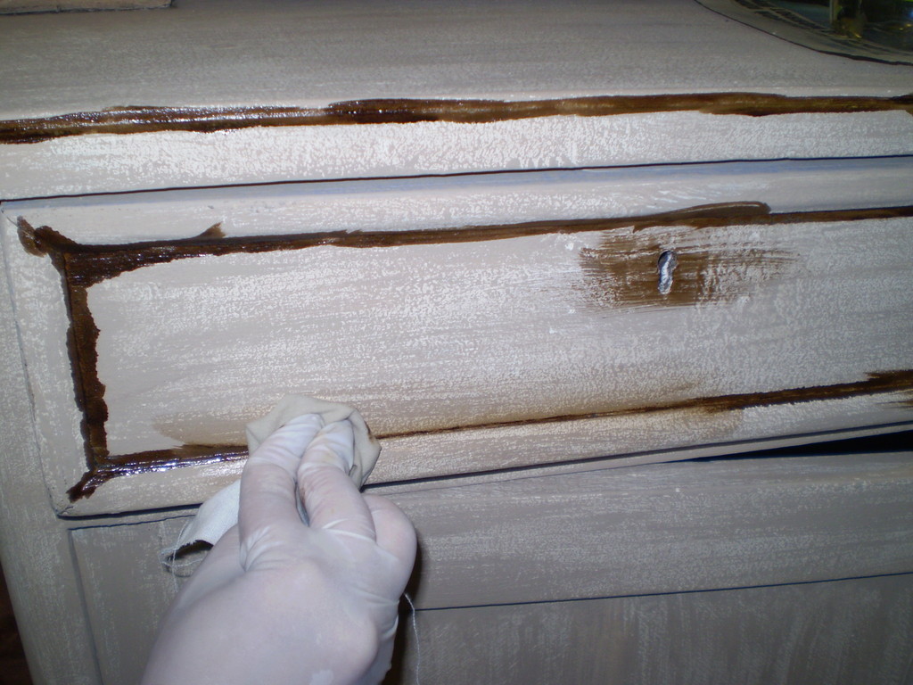 Процесс состаривания мебели