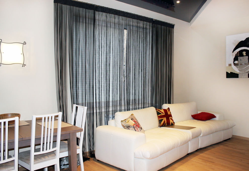 нитяные шторы в гостиной