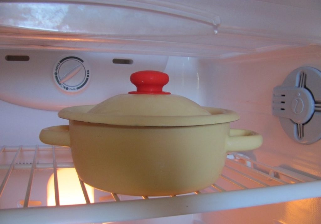 поставили горячее в холодильник