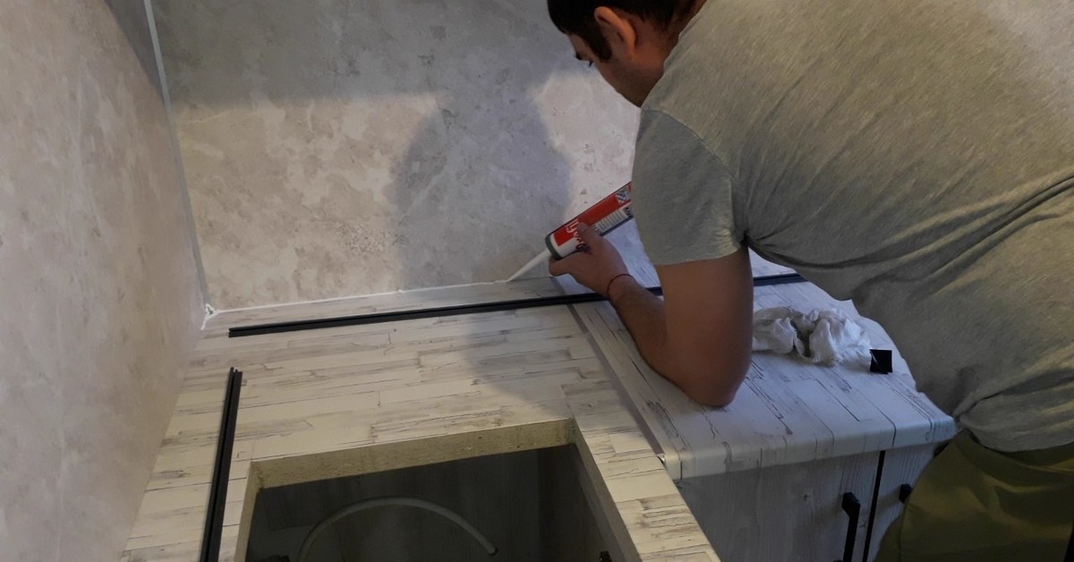 прикрепить плинтус к столешнице