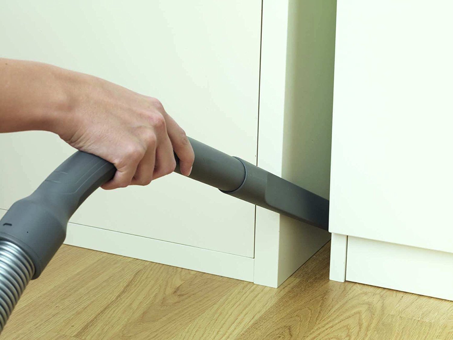 пропылесосить плинтусы