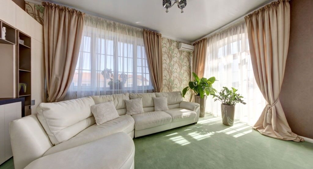 шторы современная классика в гостиной светлого цвета