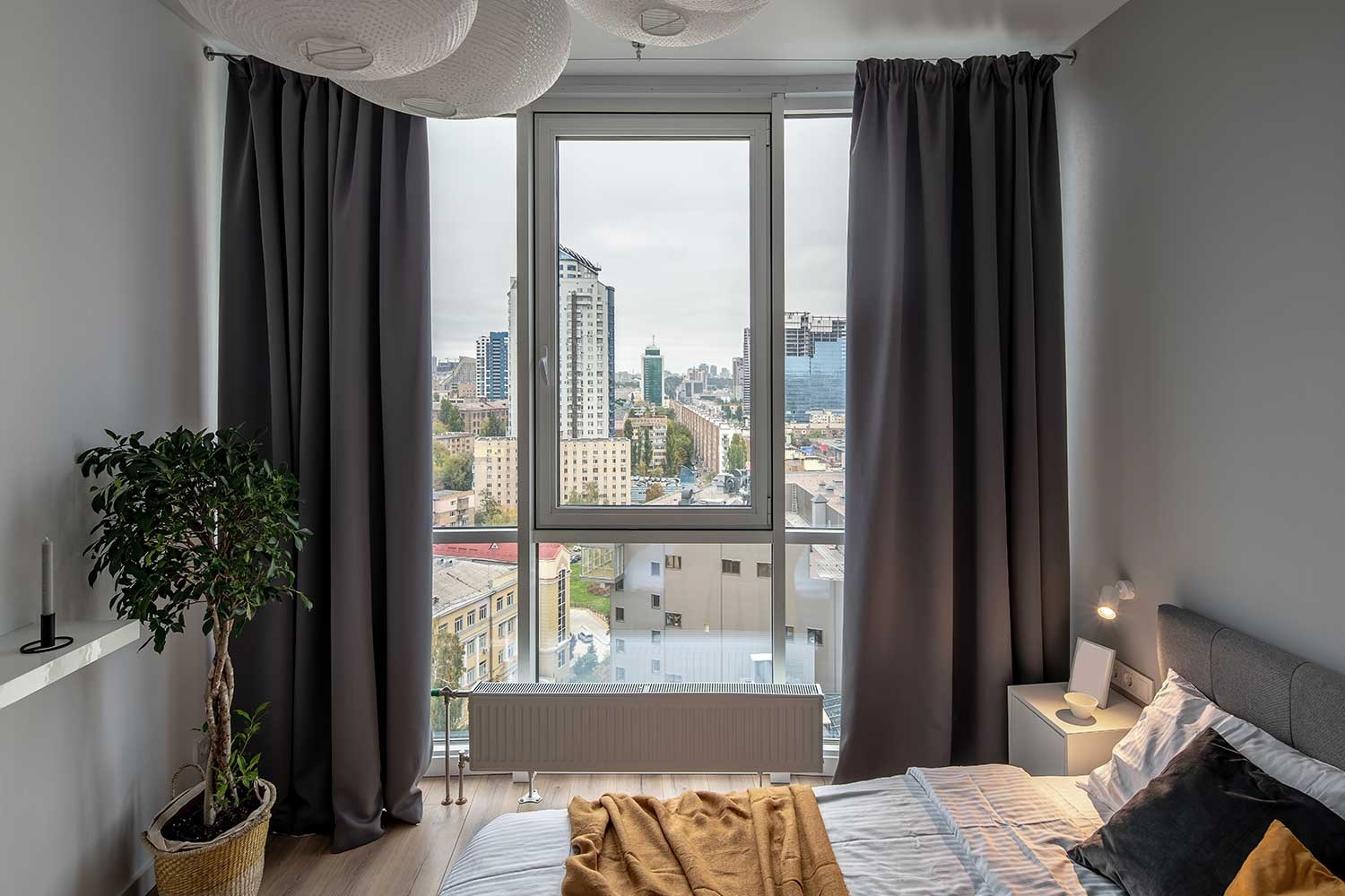 скандинавские шторы в спальню