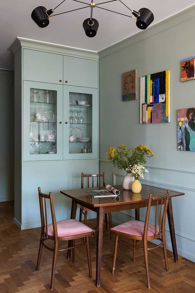 много советской мебели