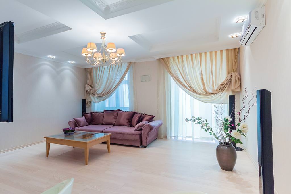 шторы современная классика в гостиной интерьер фото