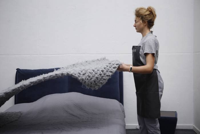 Поправьте диванные покрывала