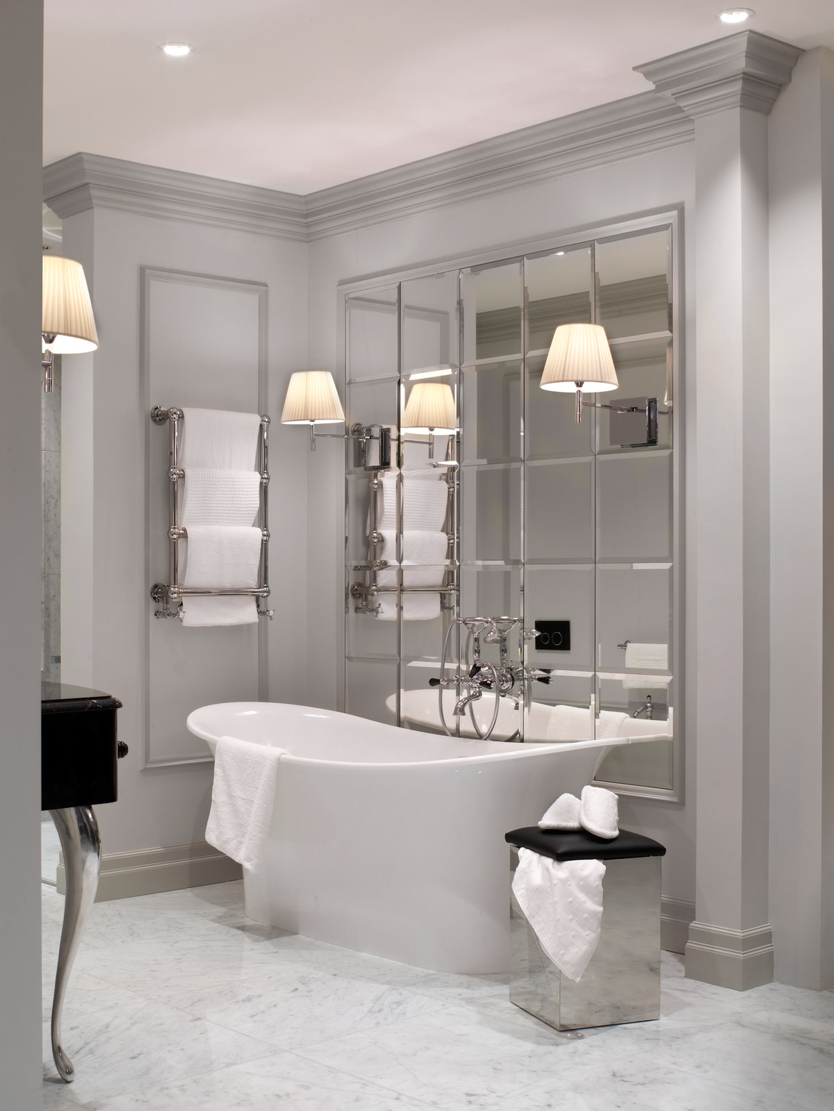 размещение зеркала над ванной