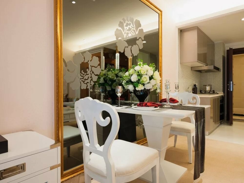 зеркало возле стола на кухне